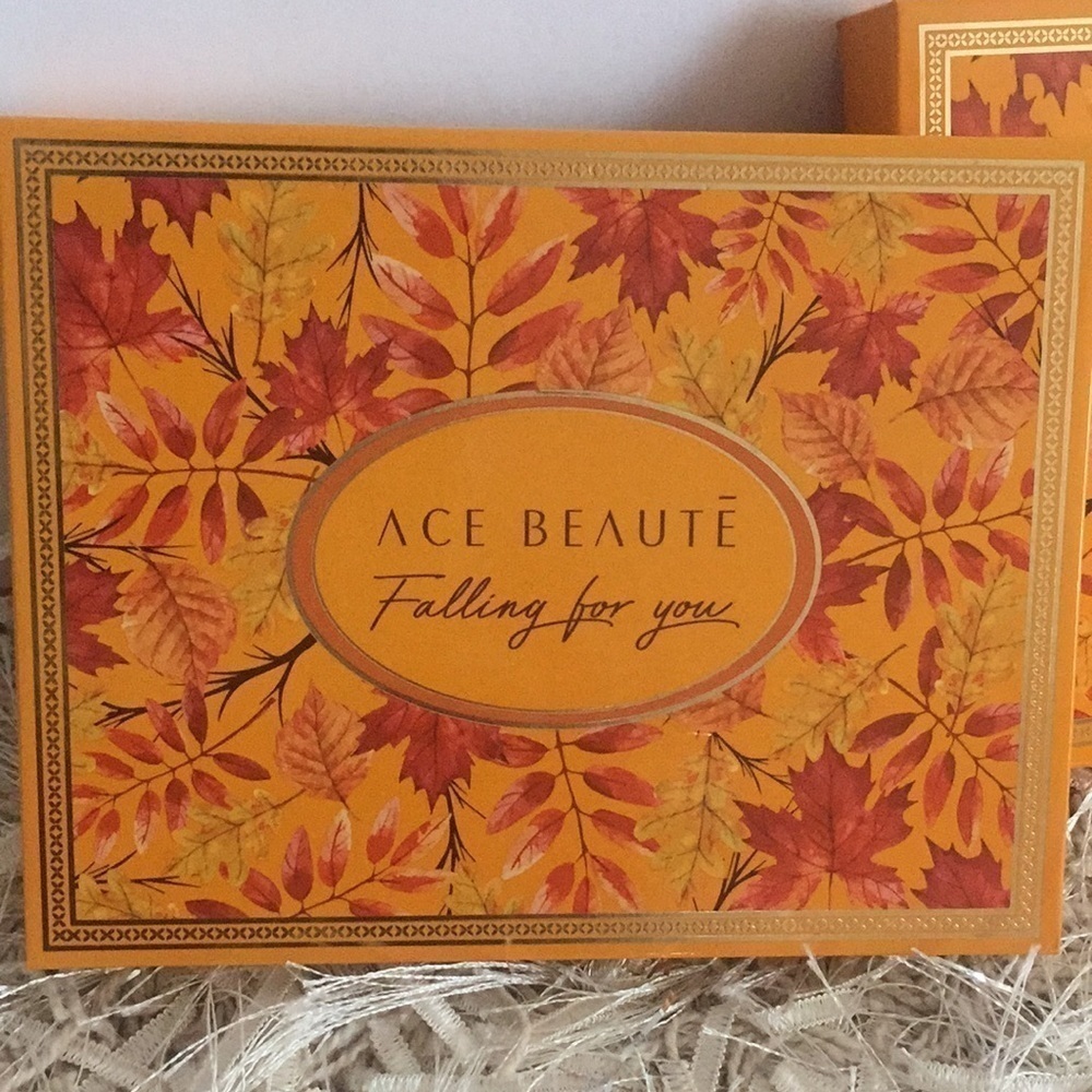 Ace Beautē “Falling for you” Eyeshadow Palette - Picture 6 of 8